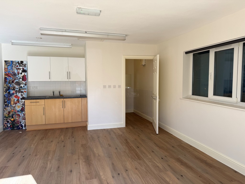Lot: 138 - FORMER COMMUNITY CENTRE - Internal view of community room